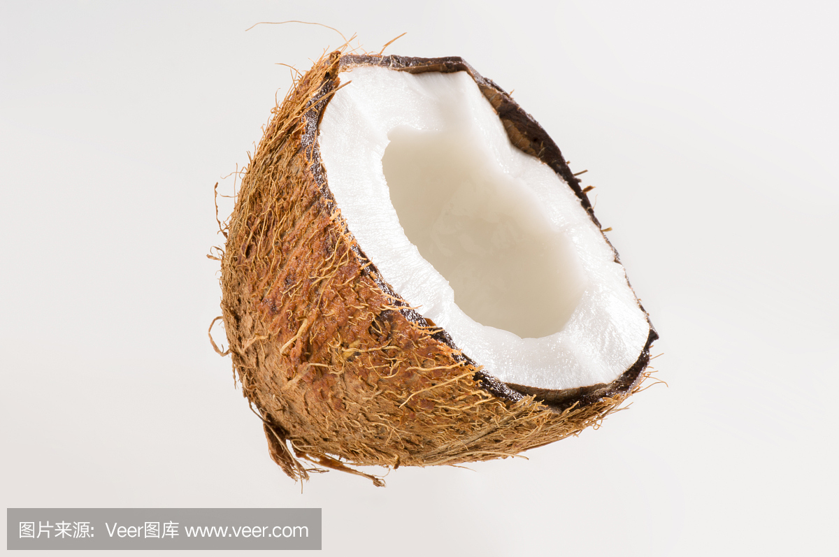 白色孤立背景上的新鮮椰子。
